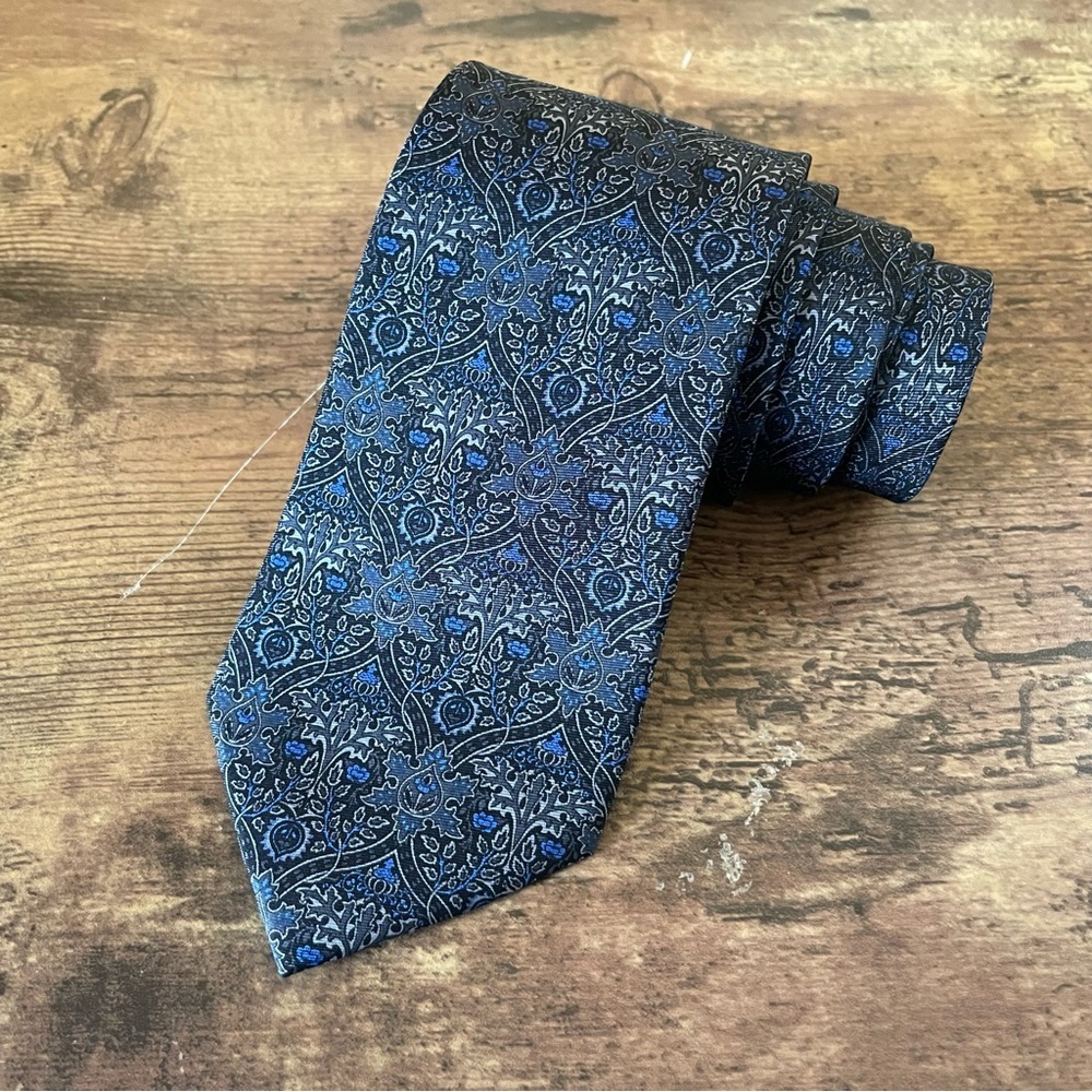 The Metropolitan Museum of Art Silk Tie William Morris Flower Garden Blue Black